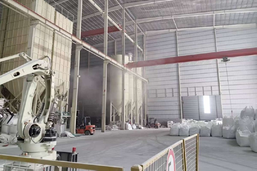 南陽(yáng)超細(xì)磨粉機(jī)加工碳酸鈣現(xiàn)場(chǎng)