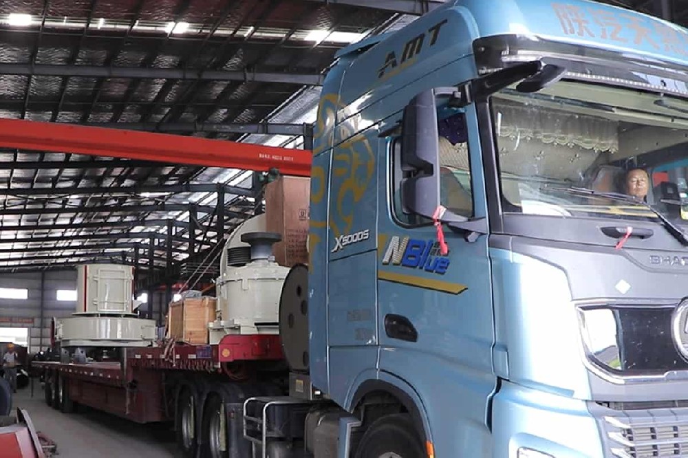 5R4128雷蒙磨粉機(jī)裝車發(fā)貨新疆